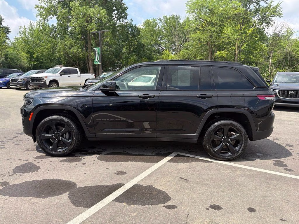 2023 Diamond Black Crystal Pearlcoat Jeep Grand Cherokee Altitude X 4X4 SUV