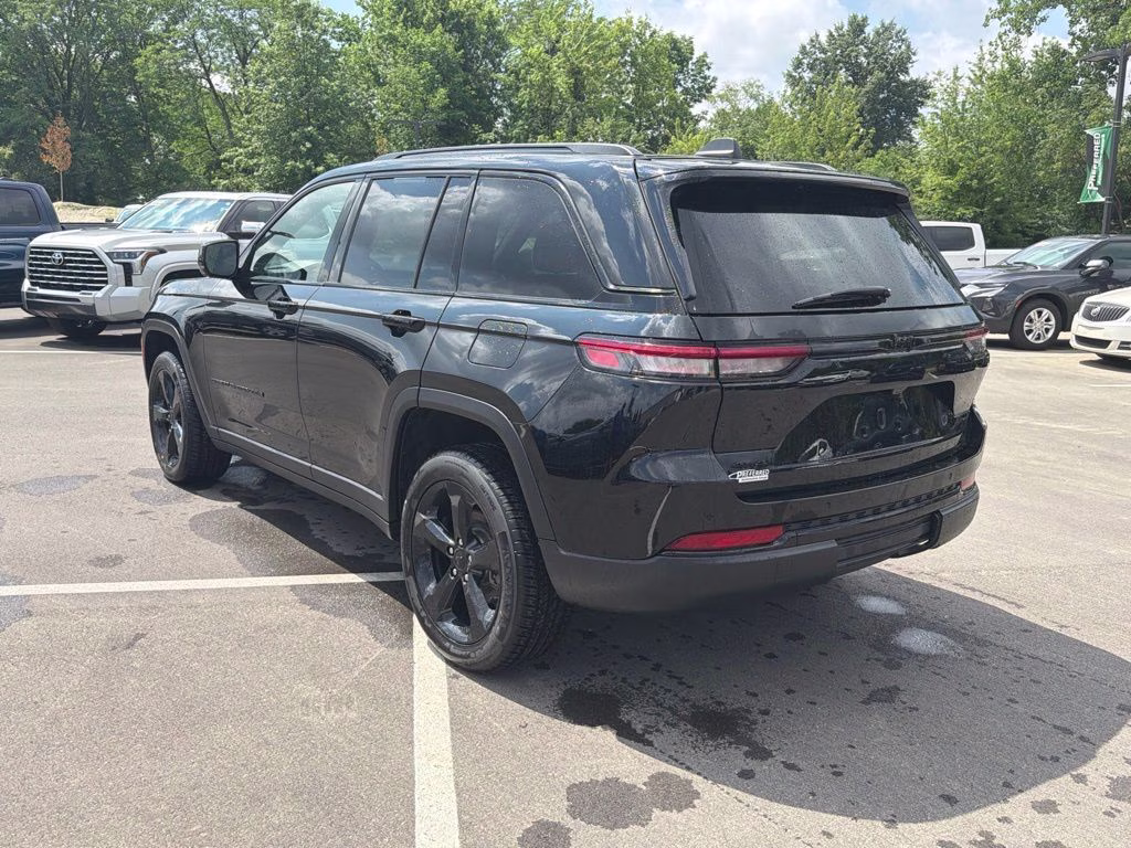 2023 Diamond Black Crystal Pearlcoat Jeep Grand Cherokee Altitude X 4X4 SUV