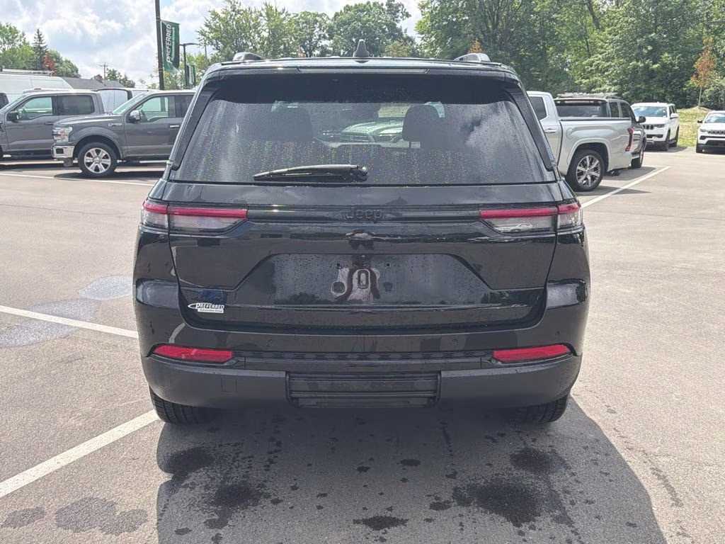 2023 Diamond Black Crystal Pearlcoat Jeep Grand Cherokee Altitude X 4X4 SUV
