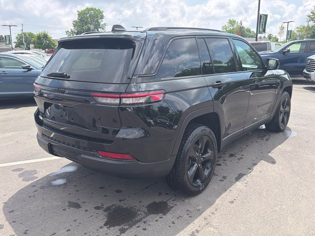 2023 Diamond Black Crystal Pearlcoat Jeep Grand Cherokee Altitude X 4X4 SUV