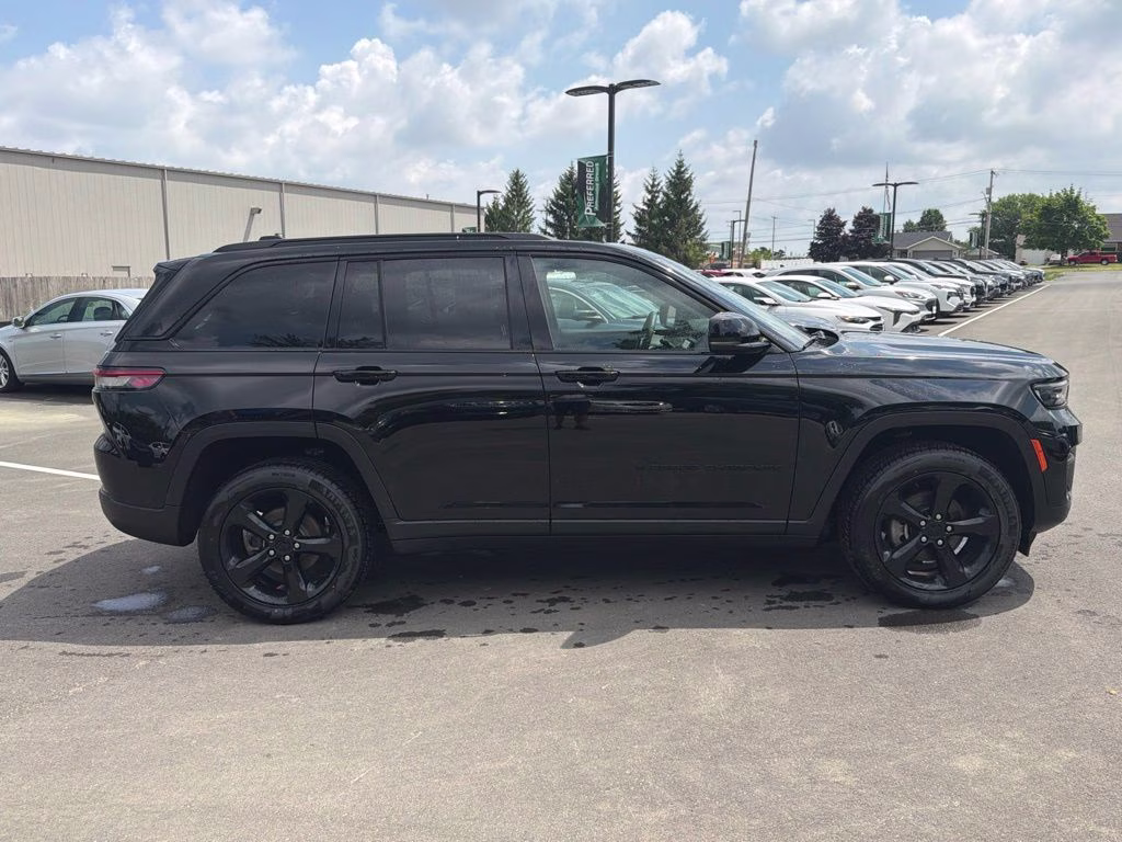 2023 Diamond Black Crystal Pearlcoat Jeep Grand Cherokee Altitude X 4X4 SUV