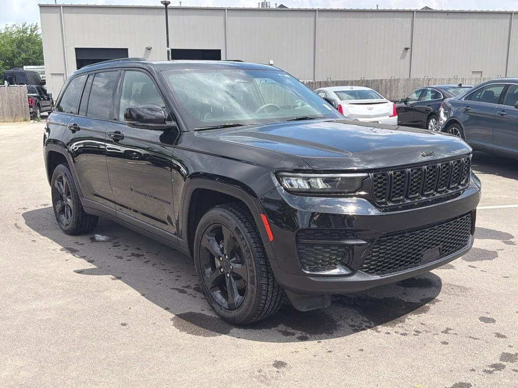 2023 Diamond Black Crystal Pearlcoat Jeep Grand Cherokee Altitude X 4X4 SUV