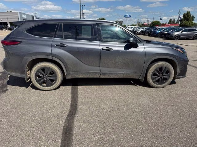 2021 Magnetic Gray Metallic Toyota Highlander XLE AWD SUV