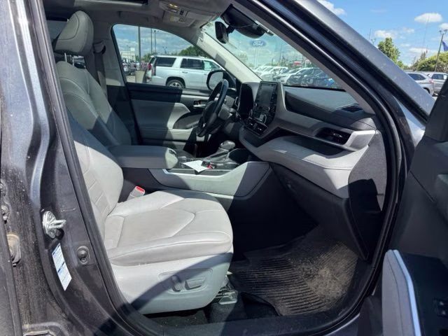 2021 Magnetic Gray Metallic Toyota Highlander XLE AWD SUV
