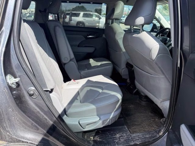 2021 Magnetic Gray Metallic Toyota Highlander XLE AWD SUV