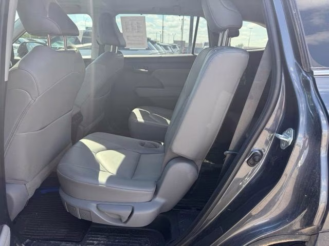 2021 Magnetic Gray Metallic Toyota Highlander XLE AWD SUV