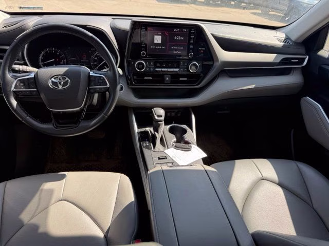 2021 Magnetic Gray Metallic Toyota Highlander XLE AWD SUV