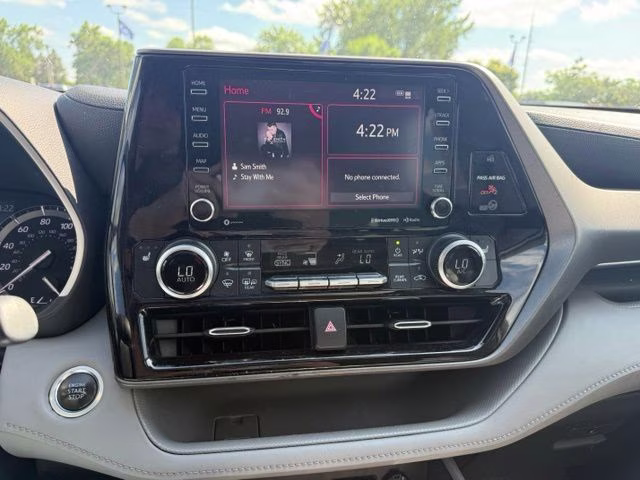 2021 Magnetic Gray Metallic Toyota Highlander XLE AWD SUV