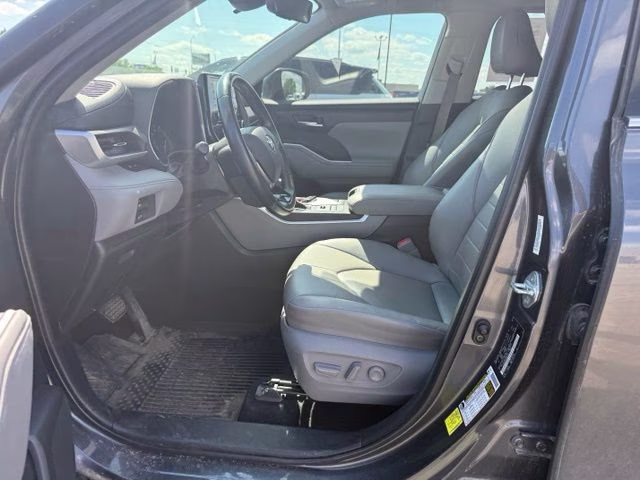 2021 Magnetic Gray Metallic Toyota Highlander XLE AWD SUV