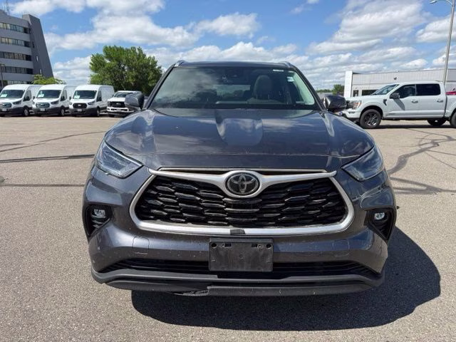2021 Magnetic Gray Metallic Toyota Highlander XLE AWD SUV