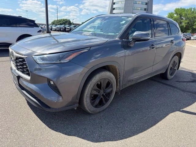 2021 Magnetic Gray Metallic Toyota Highlander XLE AWD SUV