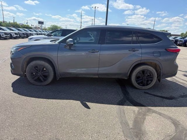 2021 Magnetic Gray Metallic Toyota Highlander XLE AWD SUV