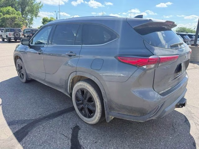 2021 Magnetic Gray Metallic Toyota Highlander XLE AWD SUV