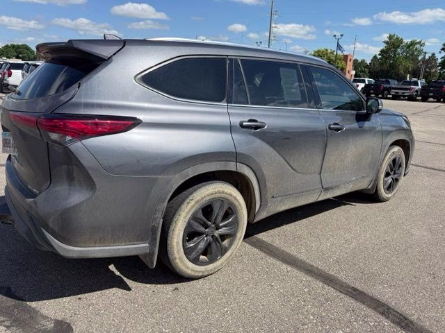 2021 Magnetic Gray Metallic Toyota Highlander XLE AWD SUV