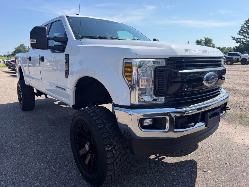 2019 Oxford White Ford Super Duty F-250 SRW XLT 4X4 Truck