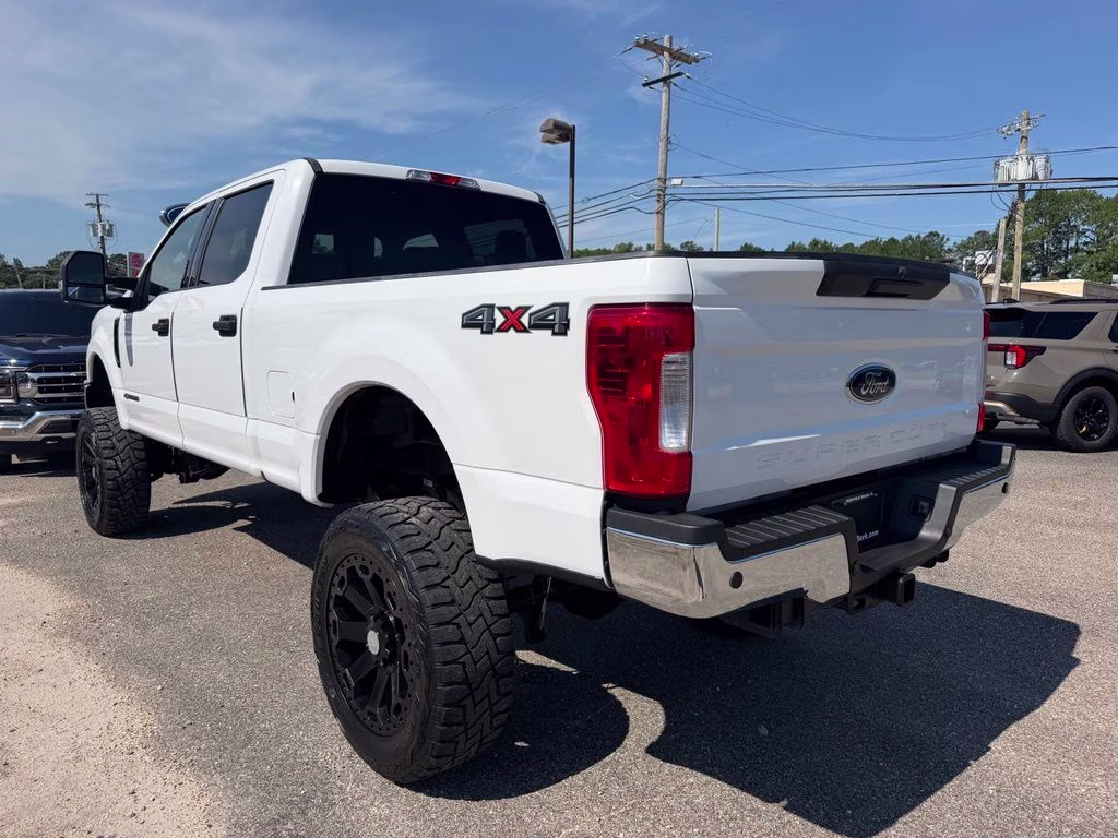 2019 Oxford White Ford Super Duty F-250 SRW XLT 4X4 Truck