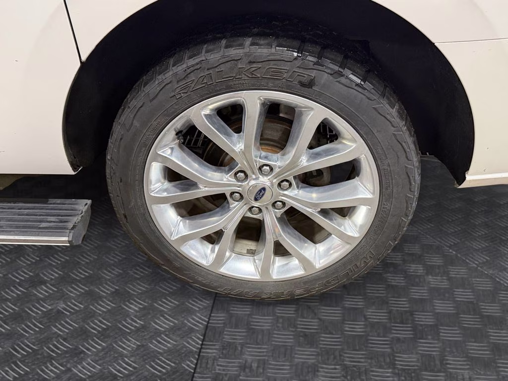 2018 White Platinum Clearcoat Metallic Ford Expedition Max Platinum w/Drivers Assistance & Heavy Duty Tow Pkg 4X4 SUV