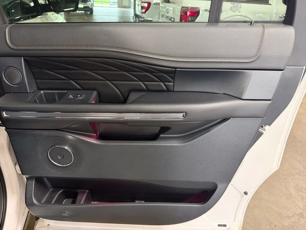 2018 White Platinum Clearcoat Metallic Ford Expedition Max Platinum w/Drivers Assistance & Heavy Duty Tow Pkg 4X4 SUV