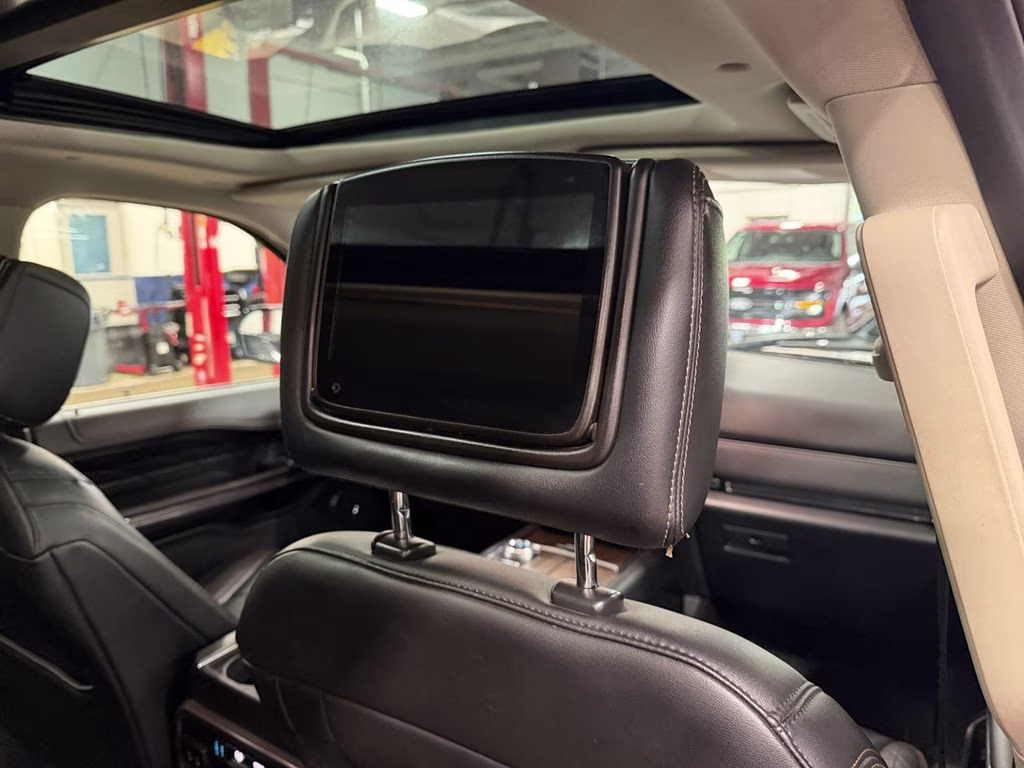 2018 White Platinum Clearcoat Metallic Ford Expedition Max Platinum w/Drivers Assistance & Heavy Duty Tow Pkg 4X4 SUV