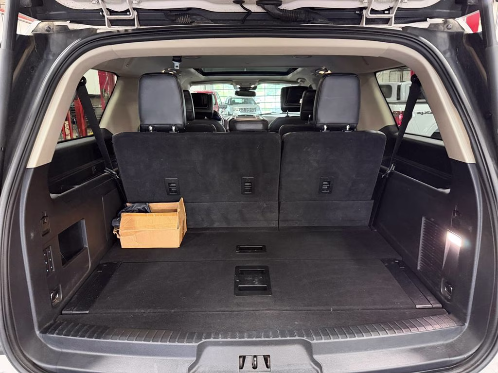 2018 White Platinum Clearcoat Metallic Ford Expedition Max Platinum w/Drivers Assistance & Heavy Duty Tow Pkg 4X4 SUV