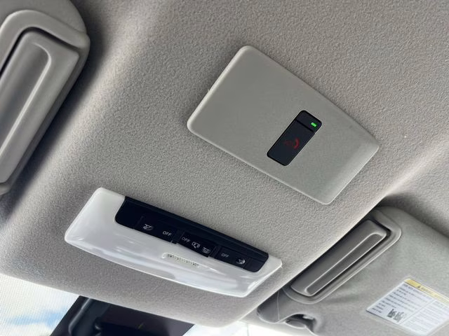 2025 Super Black Metallic Nissan Versa 1.6 SR FWD Sedan