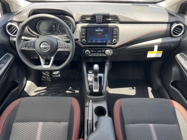 2025 Super Black Metallic Nissan Versa 1.6 SR FWD Sedan