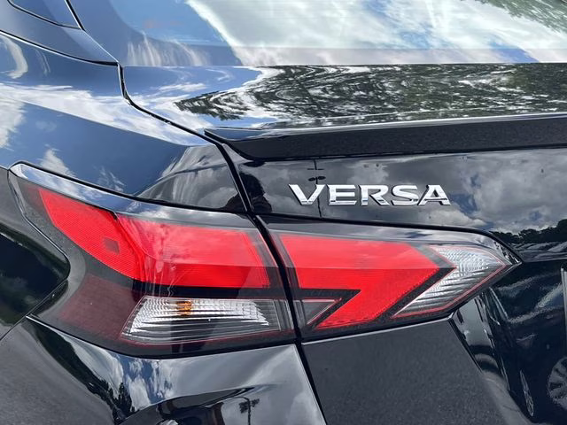2025 Super Black Metallic Nissan Versa 1.6 SR FWD Sedan