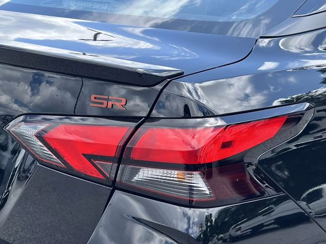 2025 Super Black Metallic Nissan Versa 1.6 SR FWD Sedan