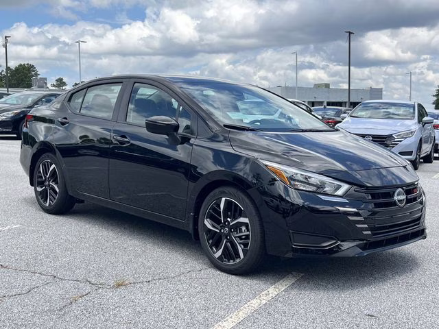 2025 Super Black Metallic Nissan Versa 1.6 SR FWD Sedan