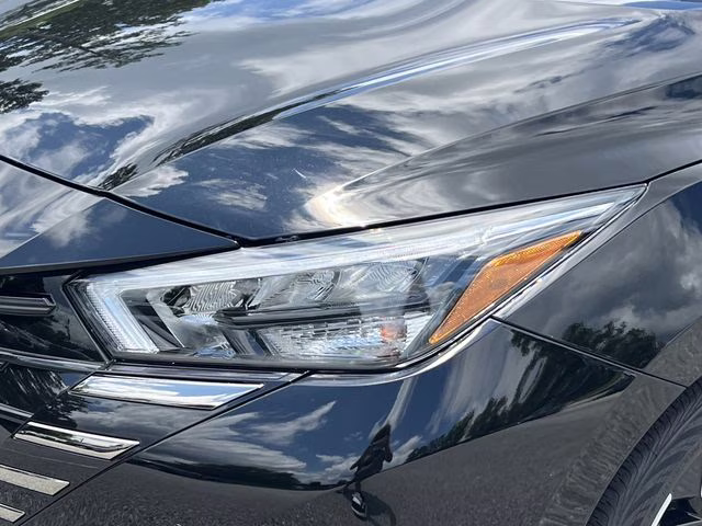 2025 Super Black Metallic Nissan Versa 1.6 SR FWD Sedan