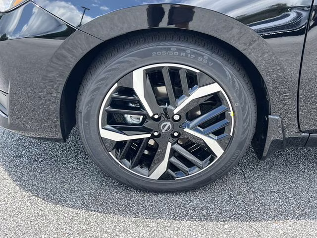 2025 Super Black Metallic Nissan Versa 1.6 SR FWD Sedan