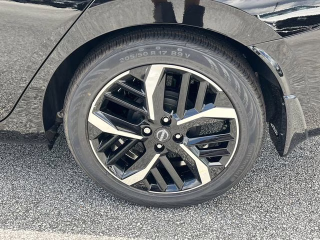 2025 Super Black Metallic Nissan Versa 1.6 SR FWD Sedan