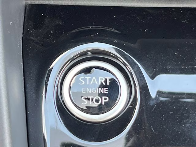 2025 Super Black Metallic Nissan Versa 1.6 SR FWD Sedan