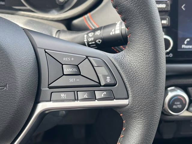 2025 Super Black Metallic Nissan Versa 1.6 SR FWD Sedan