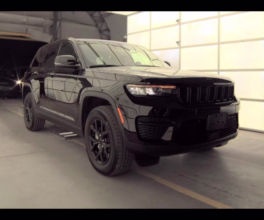 2025 Diamond Black Crystal Pearlcoat Jeep Grand Cherokee Altitude 4X4 SUV