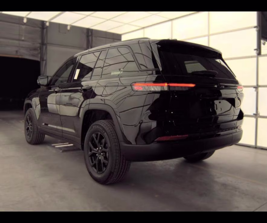 2025 Diamond Black Crystal Pearlcoat Jeep Grand Cherokee Altitude 4X4 SUV