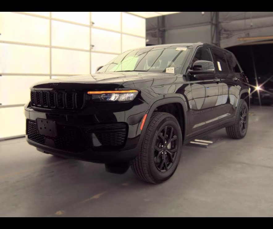 2025 Diamond Black Crystal Pearlcoat Jeep Grand Cherokee Altitude 4X4 SUV