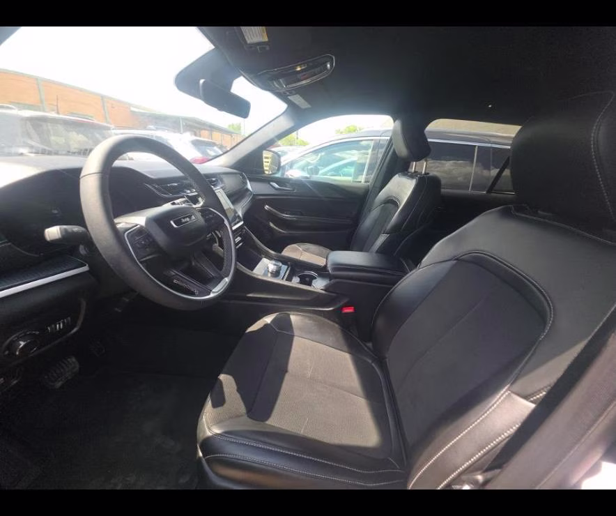 2025 Diamond Black Crystal Pearlcoat Jeep Grand Cherokee Altitude 4X4 SUV