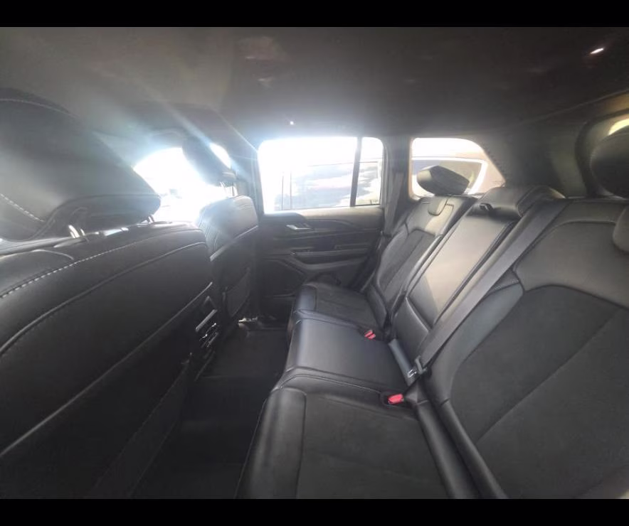 2025 Diamond Black Crystal Pearlcoat Jeep Grand Cherokee Altitude 4X4 SUV