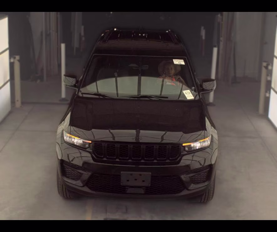 2025 Diamond Black Crystal Pearlcoat Jeep Grand Cherokee Altitude 4X4 SUV