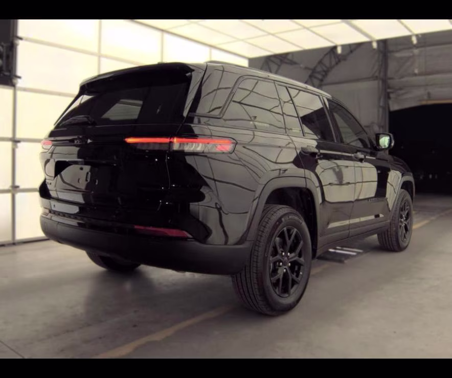 2025 Diamond Black Crystal Pearlcoat Jeep Grand Cherokee Altitude 4X4 SUV