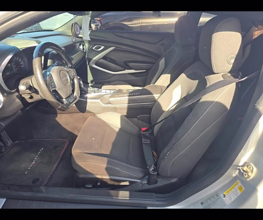 2018 Silver Ice Metallic Chevrolet Camaro 1LT RWD Coupe