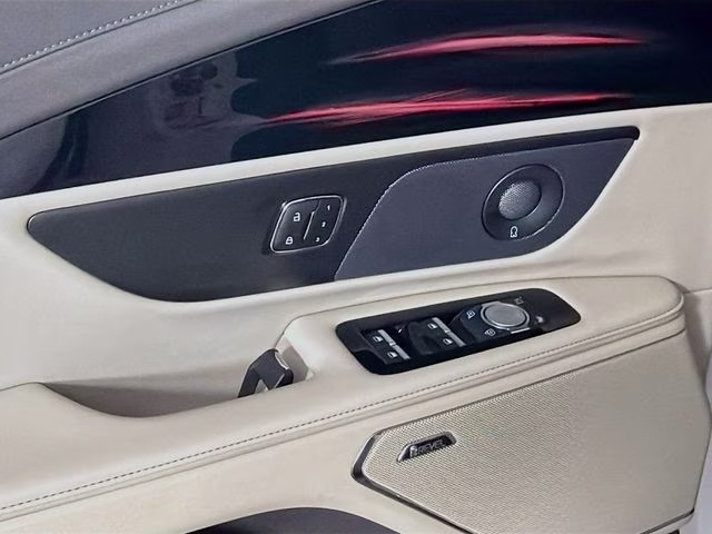 2024 White Platinum Clearcoat Metallic Lincoln Nautilus Premiere AWD SUV