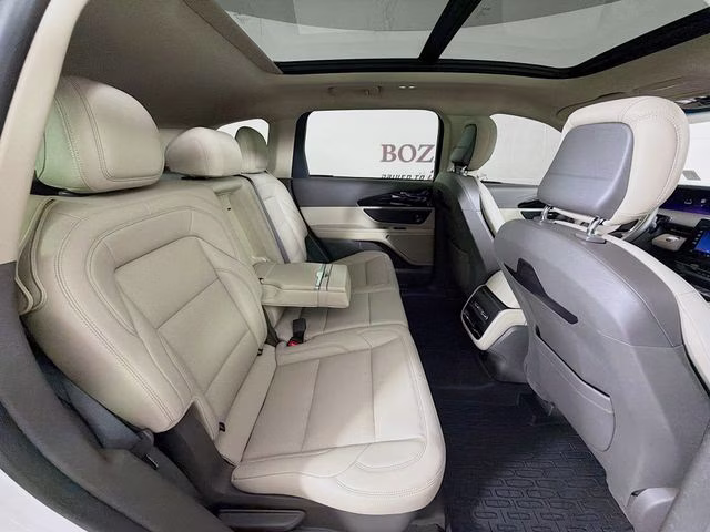 2024 White Platinum Clearcoat Metallic Lincoln Nautilus Premiere AWD SUV