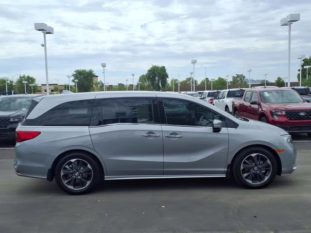 2022 Lunar Silver Metallic Honda Odyssey Elite FWD Van