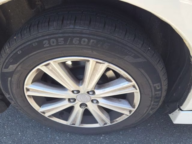 2010 Satin White Pearl Subaru Legacy 2.5i AWD Sedan