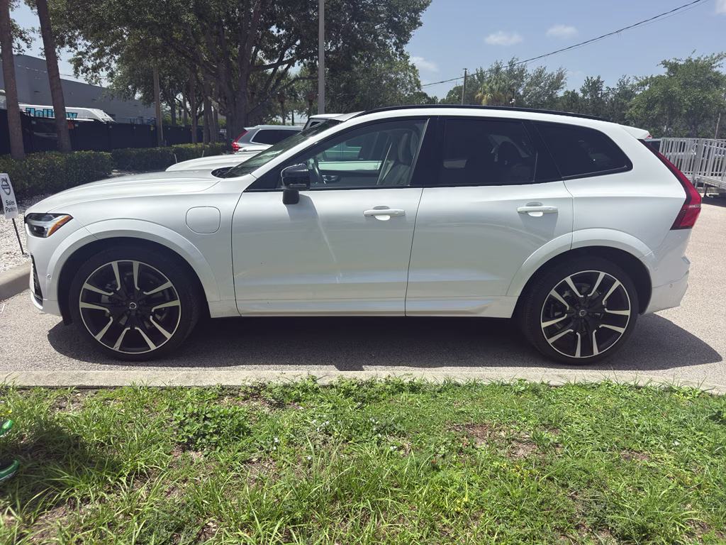 2025 Crystal White Metallic Volvo XC60 Ultra AWD SUV