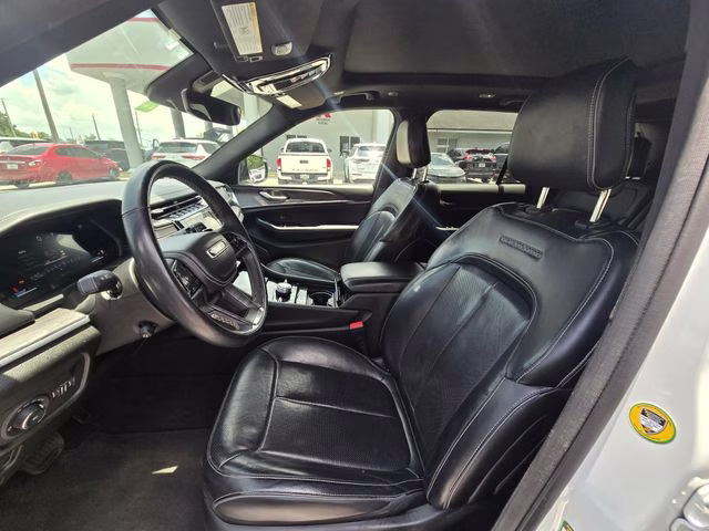 2022 Bright White Clearcoat Jeep Grand Cherokee Overland 4X4 SUV