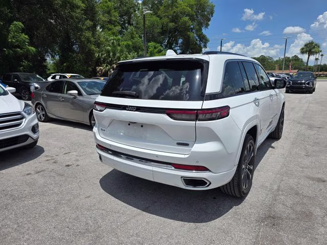 2022 Bright White Clearcoat Jeep Grand Cherokee Overland 4X4 SUV