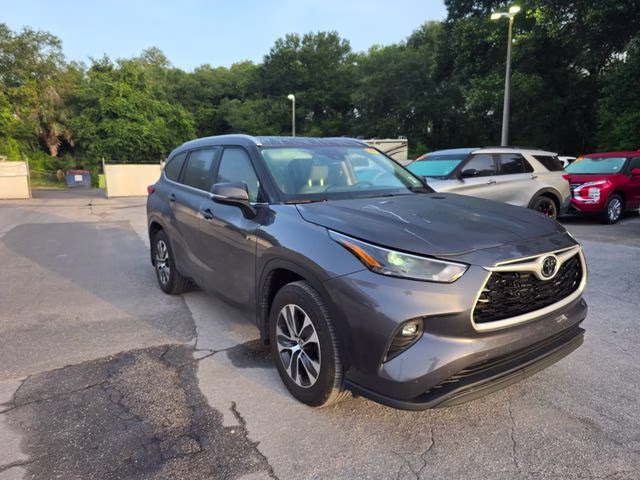 2024 Magnetic Gray Metallic Toyota Highlander XLE FWD SUV
